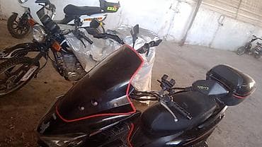 l9 pro: Скутер (макси-скутер) черного цвета с красными акцентами и высоким — 1