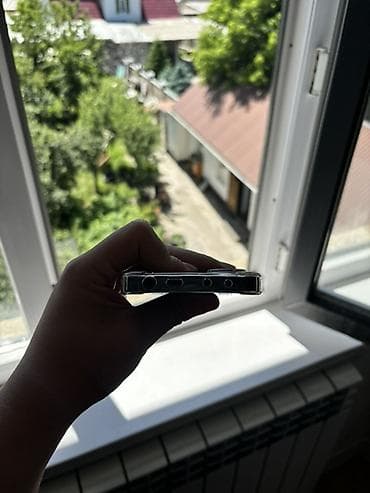xperia 1v: Смартфон с плоским дисплеем и защитным прозрачным чехлом — 3
