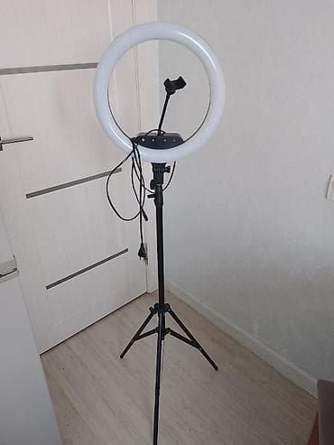 Кольцевая LED‑лампа на штативе. Практически не использовалась. -