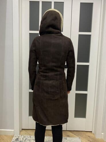 дубленка короткая: Продаю дублёнку, длина чуть ниже колен. Реальным клиентам торг — 4