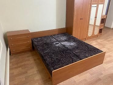 камод зеркала: Двуспальная кровать, Б/у, С матрасом, длина - 200 см — 1