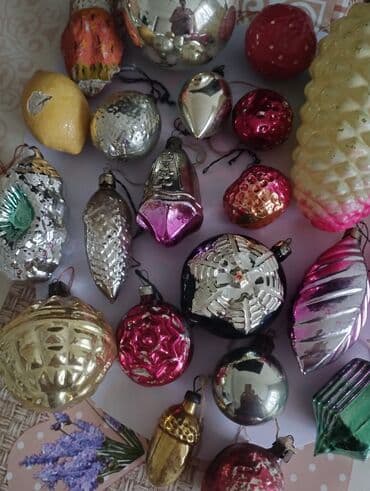 Гирлянды: Продаю новогодние игрушки. - Красные глянцевые шарики разных размеров — 6