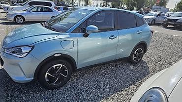 сетка кду: Электрический автомобиль Neta в светло-голубом цвете. Модель имеет — 4