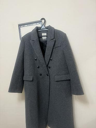 Айымдардын кийими: Двубортное пальто классического кроя, темно‑серого цвета. - Материал — 1