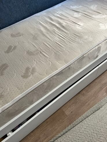 кровать односпальная с матрасом купить дешево: Продаю кровать вместе с матрасом. Ширина 84 см, длина 200 см. Внизу — 3