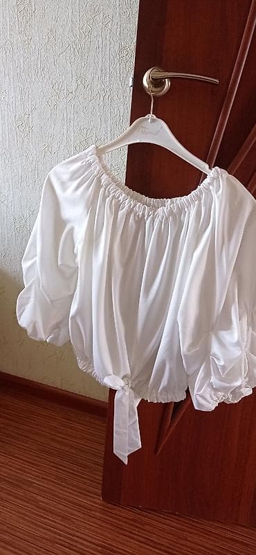 Очень нарядная блузка, на торжество, выпускной и т. д.Плечи можно