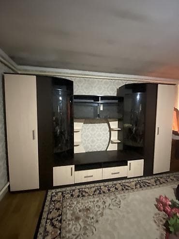 стенки в зал: Гостиная/стенка с нишей под ТВ и витринами - Компоновка: две высокие — 1