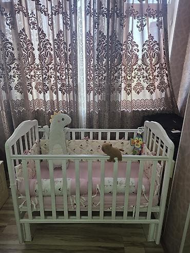 Дом и сад: Детская кроватка классического дизайна с продольными прутьями - — 1