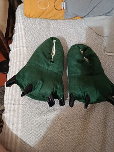 Мягкие тапочки-лапы зеленого цвета, имитирующие лапы монстра или