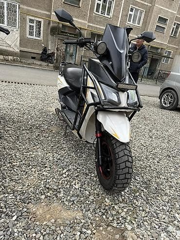 Скутер/мопед с дорожным и внедорожным тюнингом. Особенности: -