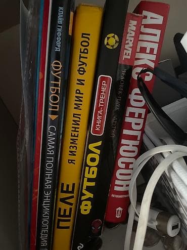 человека паука: Продаю книги:
Пеле
Алекс Фергюсон 
Футбол 
Комикс марвел Человек Паук — 1