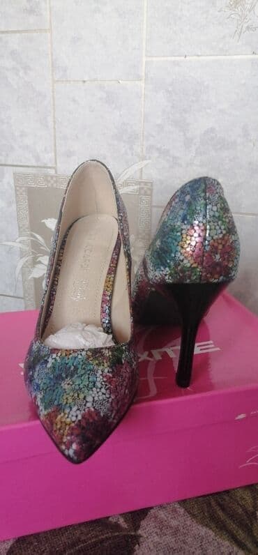 женские брендовые туфли недорого: Новые. красивые туфли, чёрные,и цветные, 35 размер. Прошу по — 3