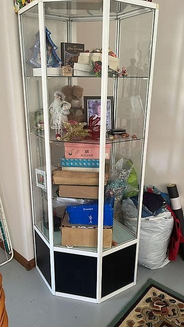 витрина полка: Угловая витрина из стекла и металла - Форма: шестигранная угловая — 1