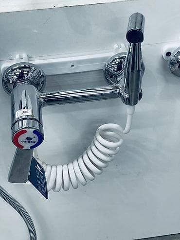 Смеситель для гигиенического душа с лейкой и гибким пружинным шлангом