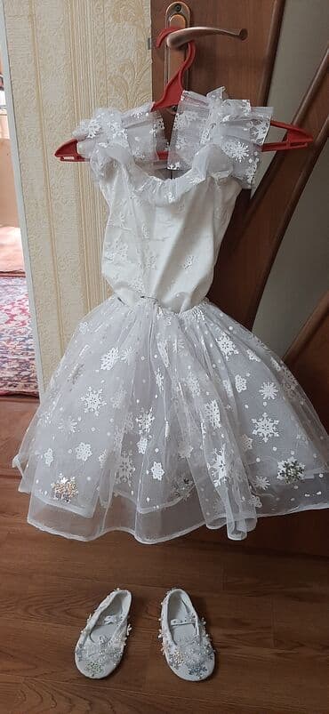 Новогодний костюм снежинки от 6 - 8 лет, шила бабуля своей внучке at lalafo.kg Новогодний костюм снежинки от 6 - 8 лет, шила бабуля своей внучке