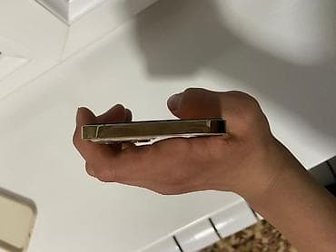 iphone x: Смартфон с плоскими гранями и корпусом золотистого цвета — 4