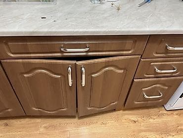 Тумбы и подставки: Кухонный гарнитур EuroStyle, цвет «орех» с классическими фасадами — 4