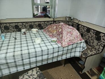 уголок кухиний: Кухонный уголок с обеденным столом и табуретами. - Уголок Г-образной — 1