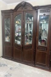 кух буфет: Классический буфет-витрина из массива в темном тоне. Дерево под орех — 4