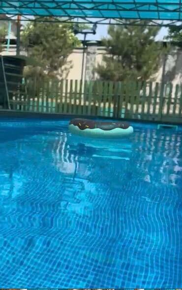 ### Большой теплый бассейн - **Размеры**: Просторный бассейн