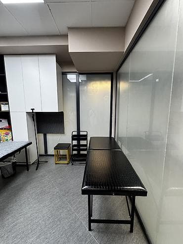 Оборудование для салонов красоты: Сдается одна кушетка в очень уютном кабинете в центре города. Для — 1