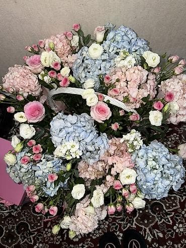 51 роза цена: Большая цветочная композиция в корзине - Состав: пышные соцветия — 3