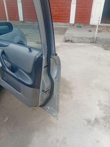автомобиль бу: Mazda 323: 2003 г., 1.3 л, Механика, Бензин, Хетчбек — 6