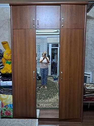 Шкаф-купе/распашной трехстворчатый с зеркалом - Материал: ЛДСП под