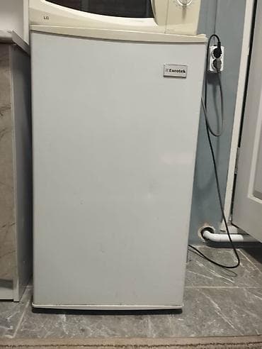 mini refrigerator: Мини-холодильник Eurotek, однокамерный. Особенности: - Компактный — 4