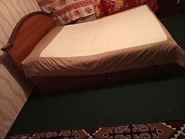 Двуспальная кровать с высоким изогнутым изголовьем из ламинированного