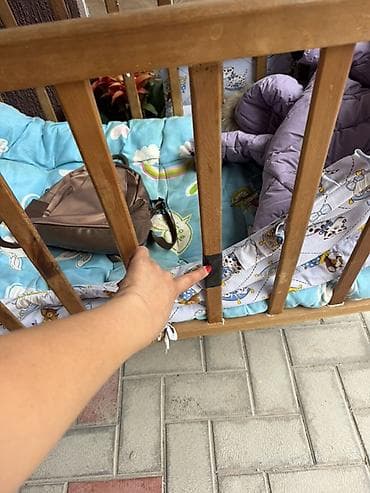 Отдам за пачку рафаелло Детская деревянная кроватка классической — 2