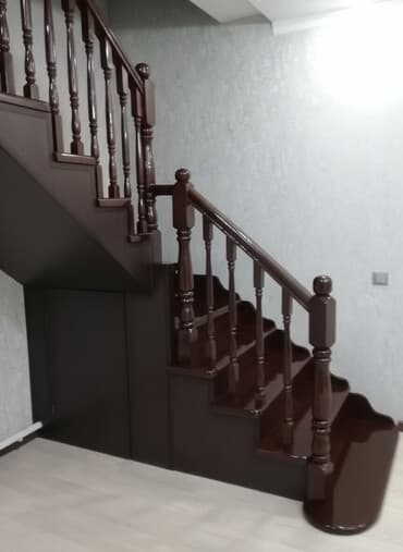 Дизайн, проектирование: Деревянная лестница Для дома, Бесплатный замер, Форма лестницы: Г-образная, Стиль: Классический — 1