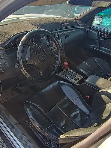 Mercedes-Benz 210 2 объем срочно - Кожаный салон черного цвета