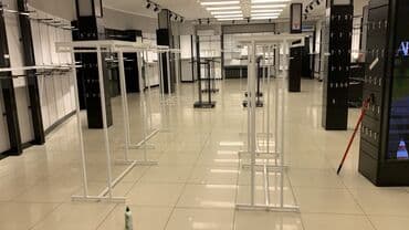 оборудование в бутик: Кронштейны Стеллажи Стойки Вешала Столы ресепшен Раскладочные — 12