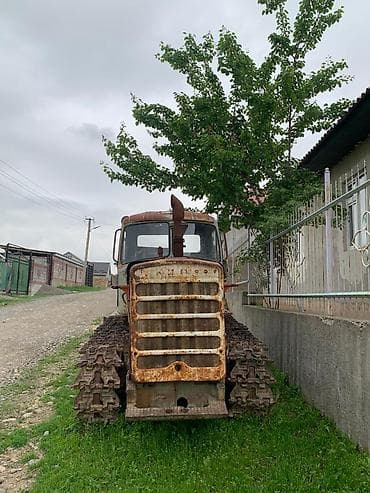 тракторные колеса: Гусеничный трактор с навесным плугом Описание: - Тяжёлый гусеничный — 3