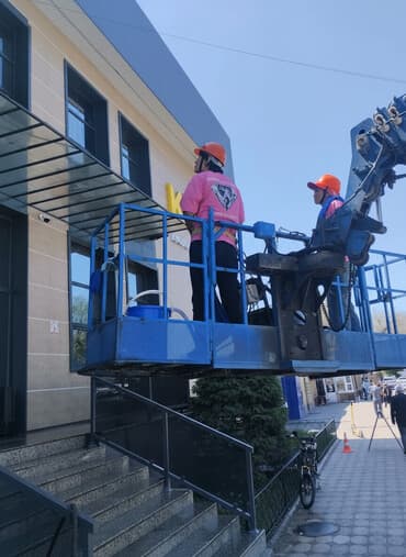 работа официант ночная смена: Уборка территории, Мойка фасада — 1