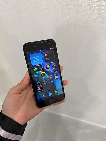 айфон see: IPhone SE 2022, Новый, 64 ГБ, Черный, Зарядное устройство, Защитное стекло, Чехол, 100 % — 2