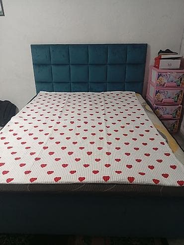 Полки, стеллажи: Двуспальная кровать с высоким мягким изголовьем - Размер спального — 2