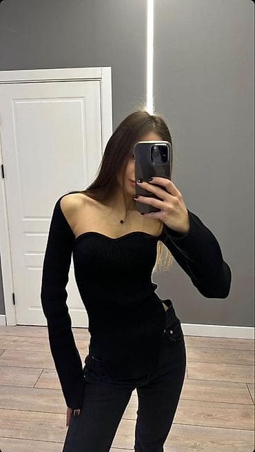 Трикотажный топ с открытыми плечами - Цвет: чёрный - Посадка