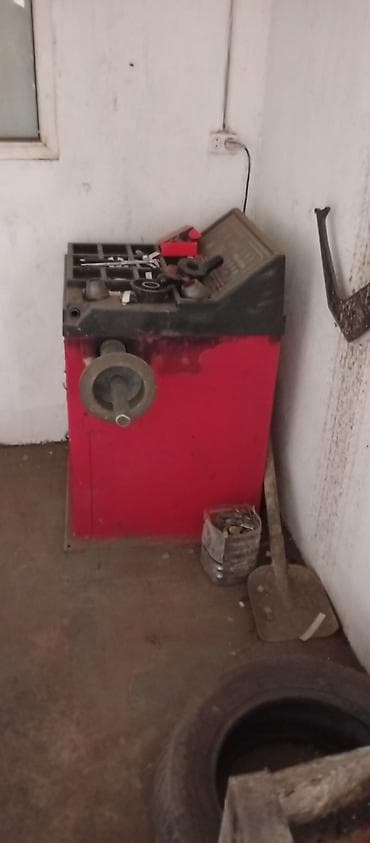 Автосервисное оборудование: Комплект оборудования для шиномонтажа и работ с колесами. В составе — 4