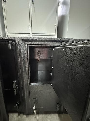 сейф бухгалтерский: Размер 850х470х380Сейф металлический, взломо- и огнестойкий. - — 1