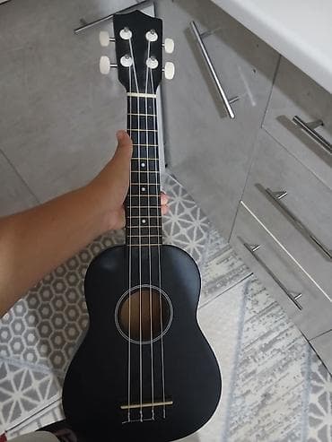Сопрано укулеле, 4‑х струнная, черного цвета. в комлекте идёт запасные