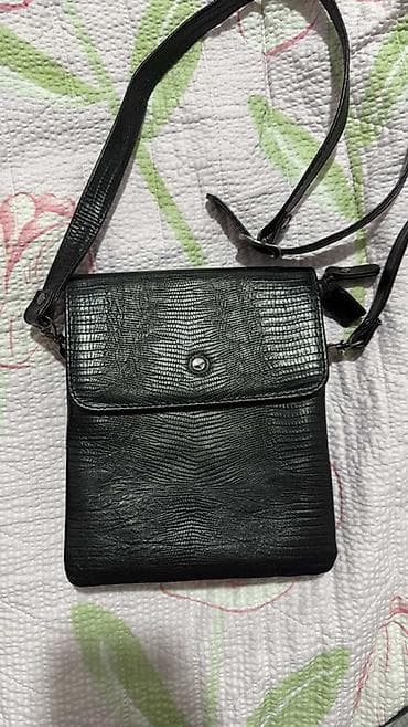 Клатчи: Сумка через плечо из черной фактурной кожи (тиснение под ящерицу). - — 1
