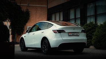 варианты: Tesla Model Y: 2023 г., Автомат, Электромобиль, Кроссовер — 3