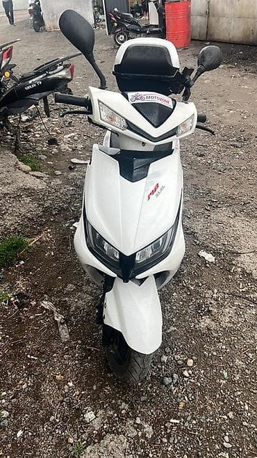 Сдаем в аренду!!! Скутер белого цвета с современной угловатой