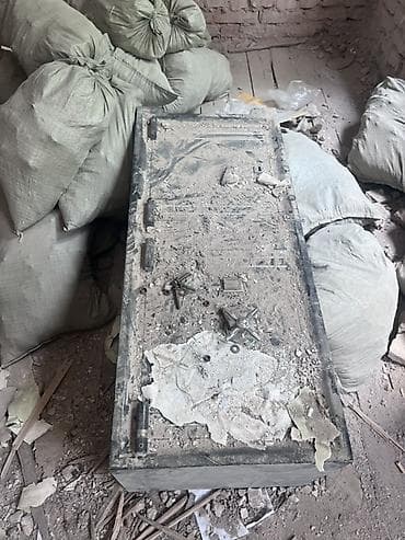 90: Металлические шкафы/сейфы, 3 шт. Описание: - Корпус из толстой стали — 4