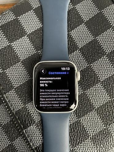 айфон эир: Apple Watch SE 2 с алюминиевым корпусом серебристого цвета и синим — 4