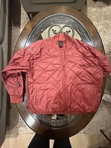 Костюмы: Стеганая куртка-бомбер, кирпично‑красный цвет. - Утепленная стежка — 2