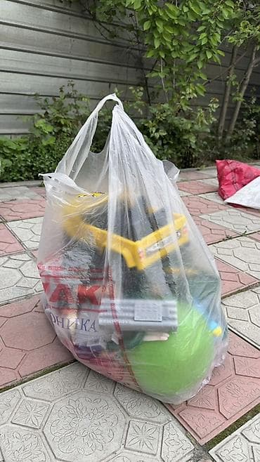 отдам даром детский электромобиль: Пакет с детскими игрушками (микс) за 500 сом Состав по фото: - — 1