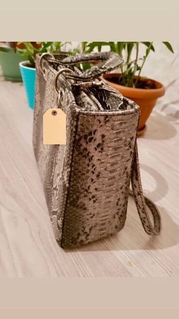 ремень из кожи: Элегантная женская сумка с принтом под змеиную кожу. Сумка оснащена — 2